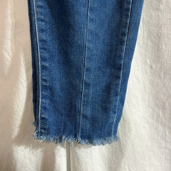 Cropped frayed jeans with front seam - Picture 2 of 2